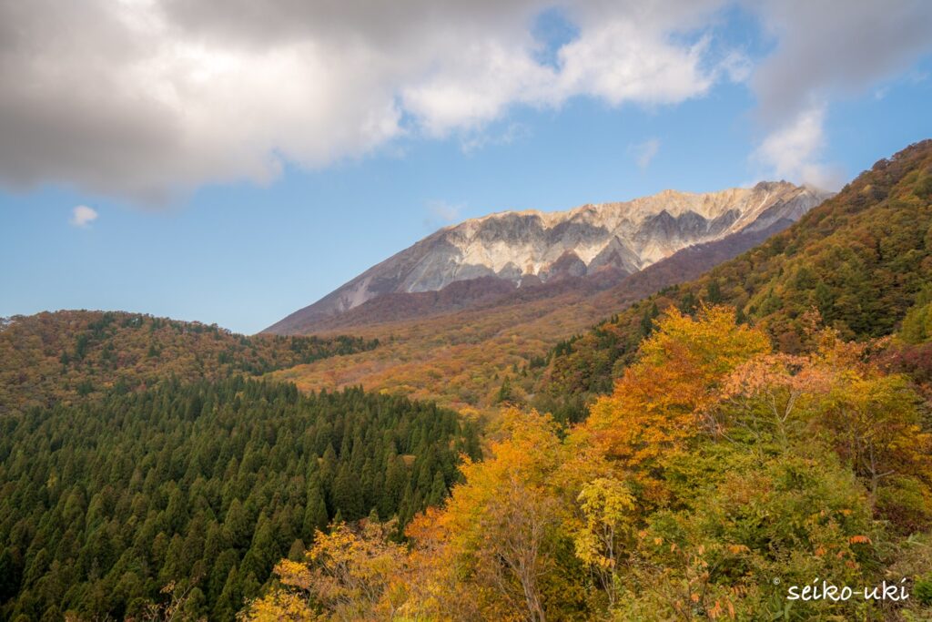 昼間の大山南壁(鍵掛峠から)