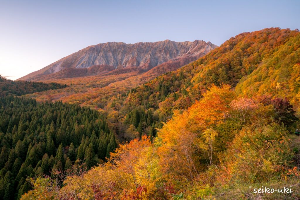 鍵掛峠から望む大山南壁の紅葉夕景