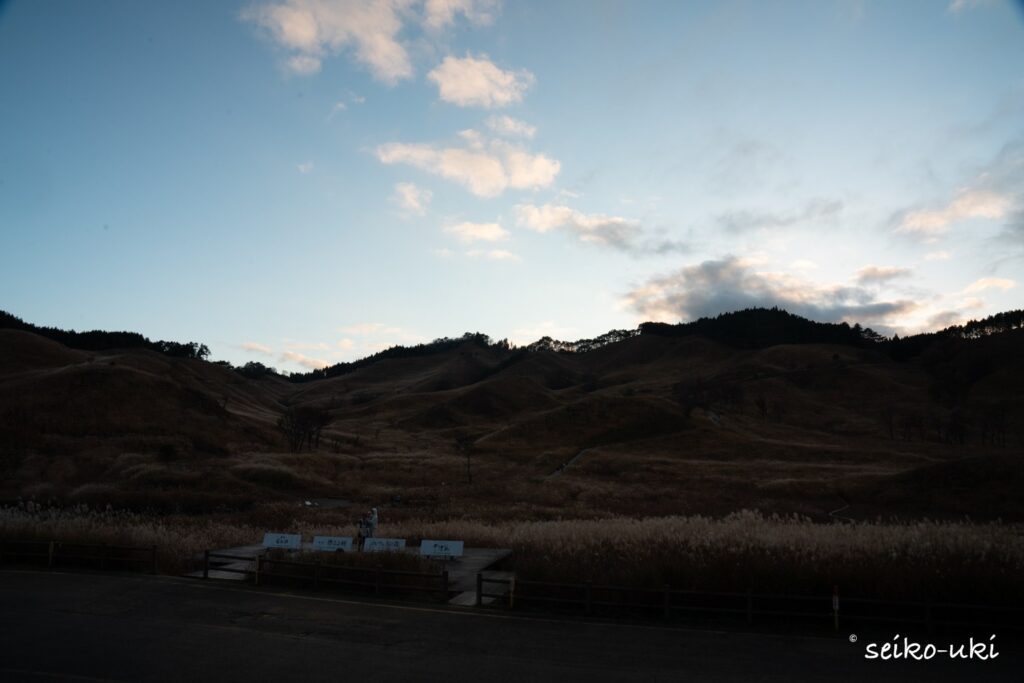 夕方の砥峰高原 太陽が山に隠れて草原が陰った様子