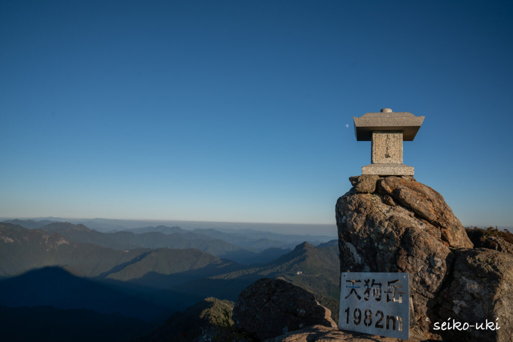 天狗岳山頂の1982m標識と背後に広がる山並み