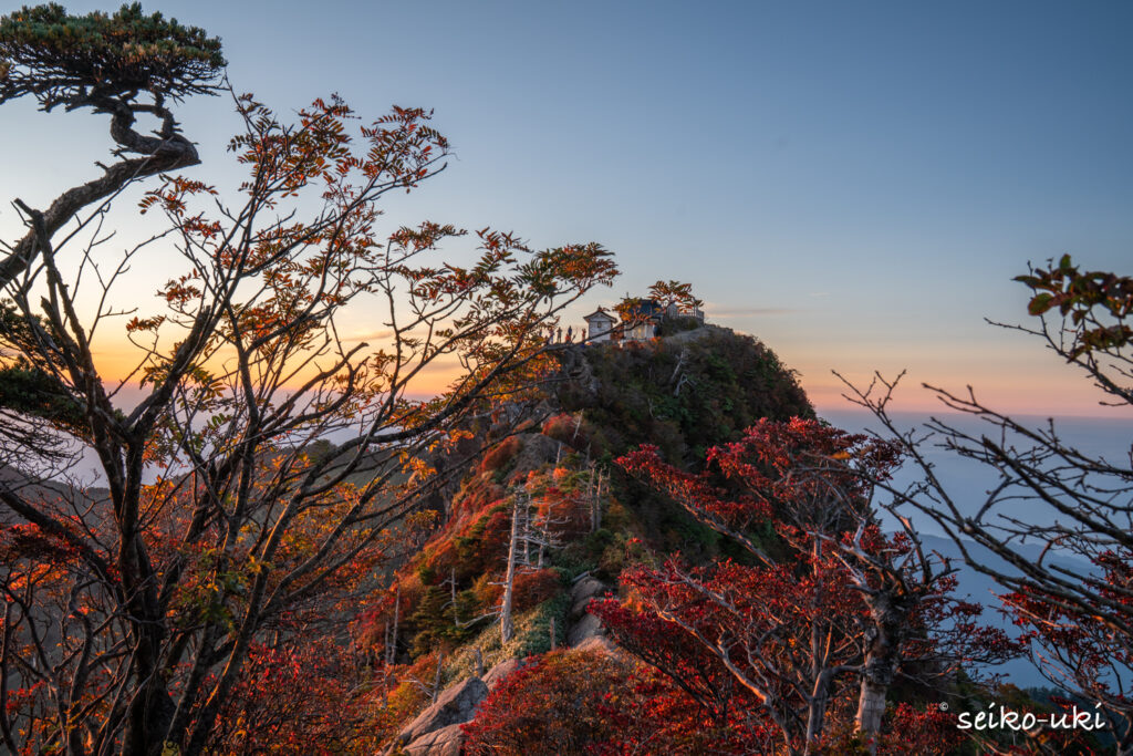 夕暮れの光に染まる紅葉と弥山を天狗岳側から望む
