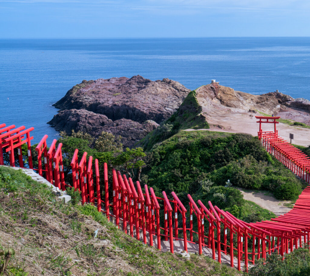 高台から見下ろした元乃隅神社の鳥居の列と日本海