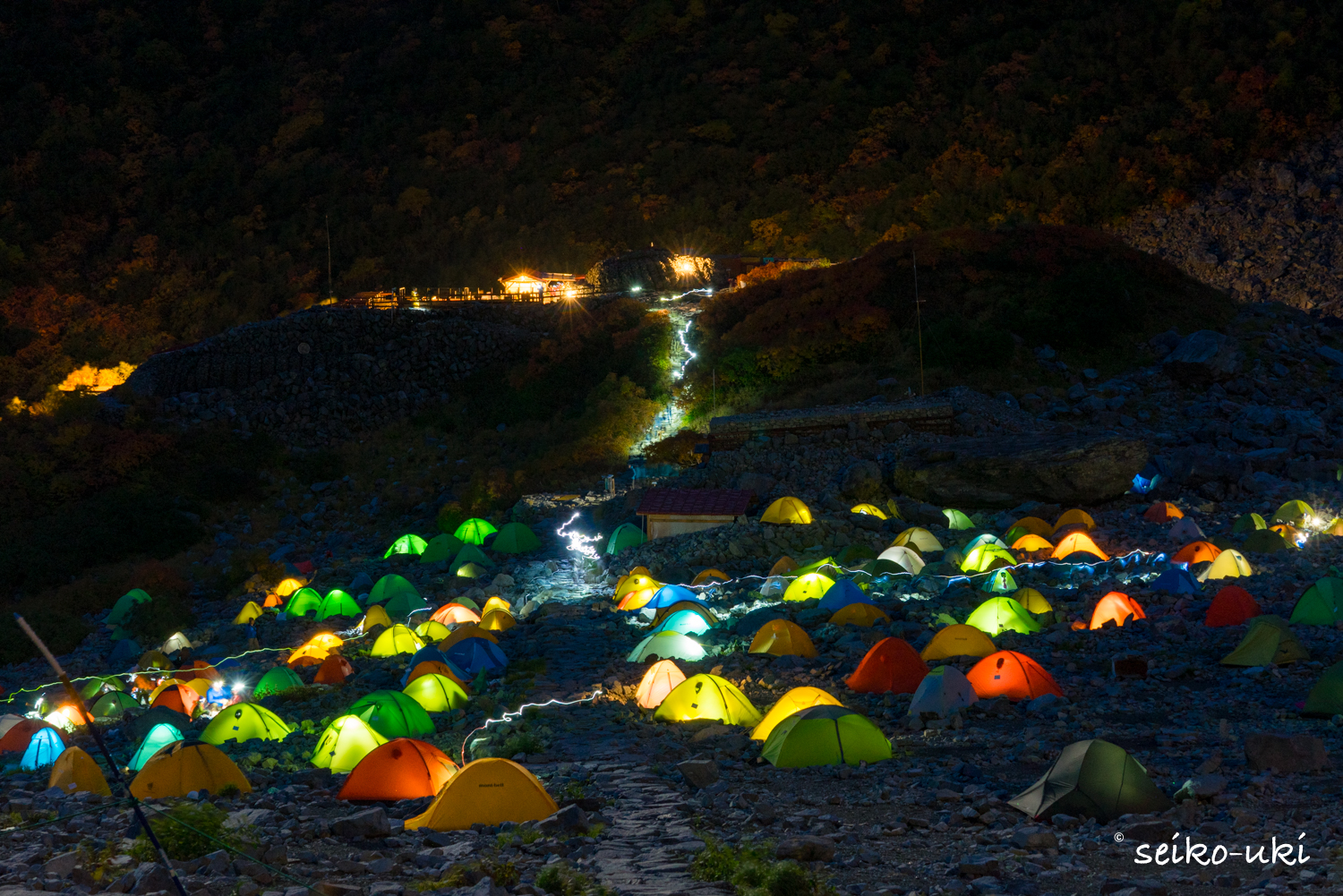 涸沢のテント村を見下ろす夜景、色とりどりのテントと涸沢小屋の灯り
