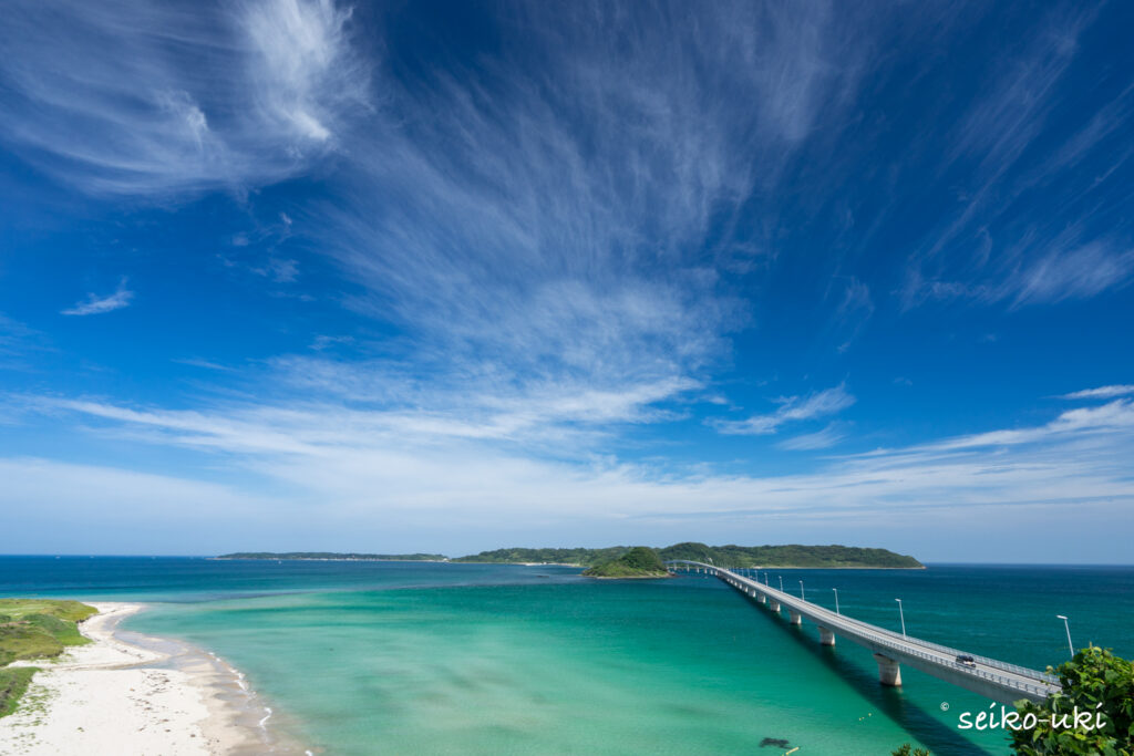 海士ヶ瀬公園の西の展望台から見た角島大橋とエメラルドグリーンの海と白い砂浜