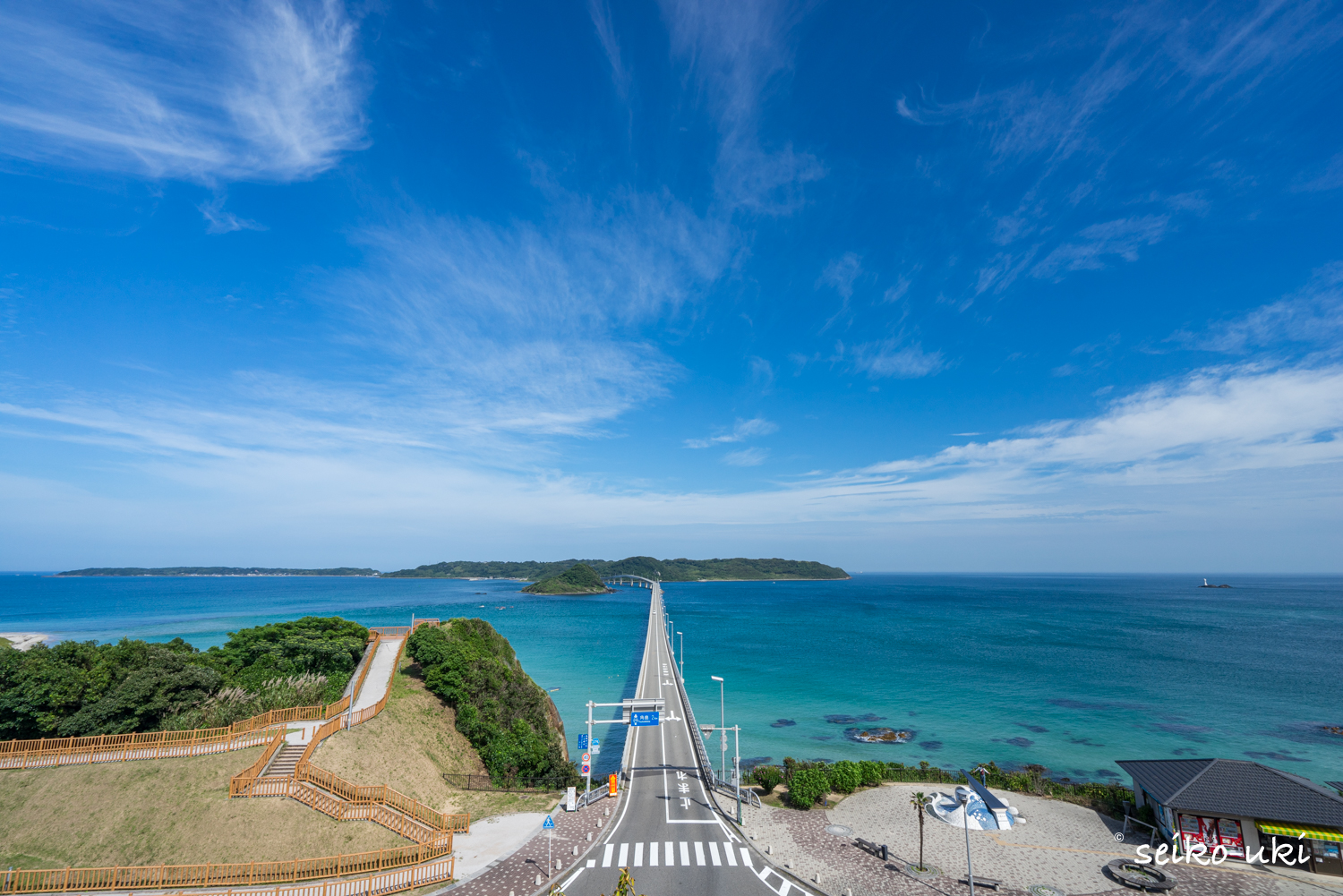 高台から正面に見た一直線に伸びる角島大橋