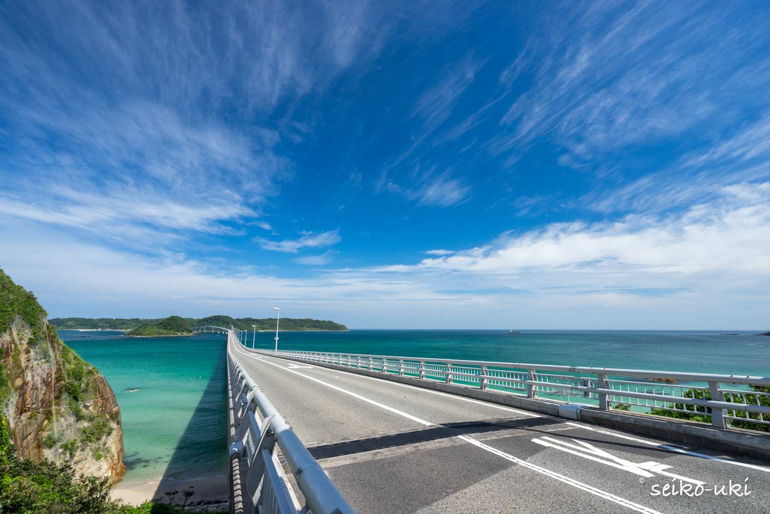 角島大橋の上から島へ向かって伸びる道路