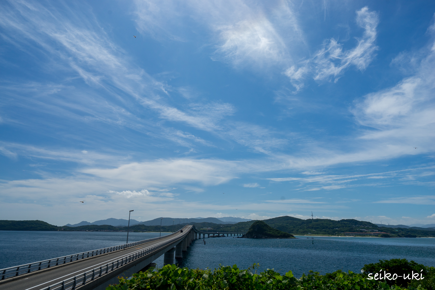 角島側から本州方面を振り返って見た角島大橋