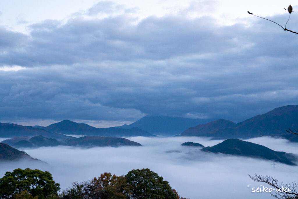 明地峠から見た雲海、大山の山頂は雲に隠れている