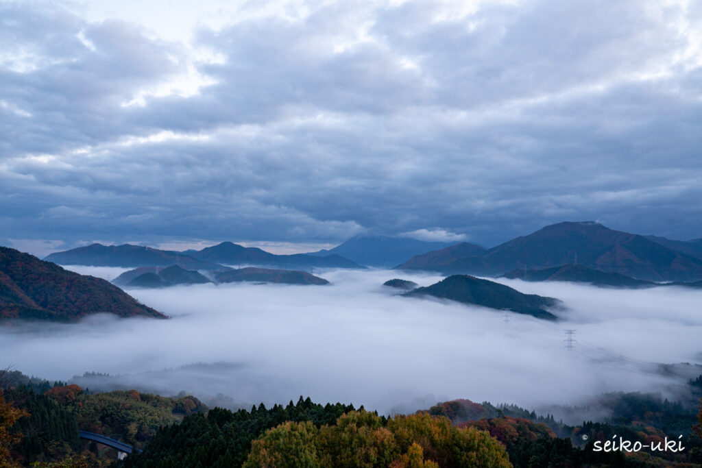 明地峠から見た雲海と、山頂に雲がかかった大山