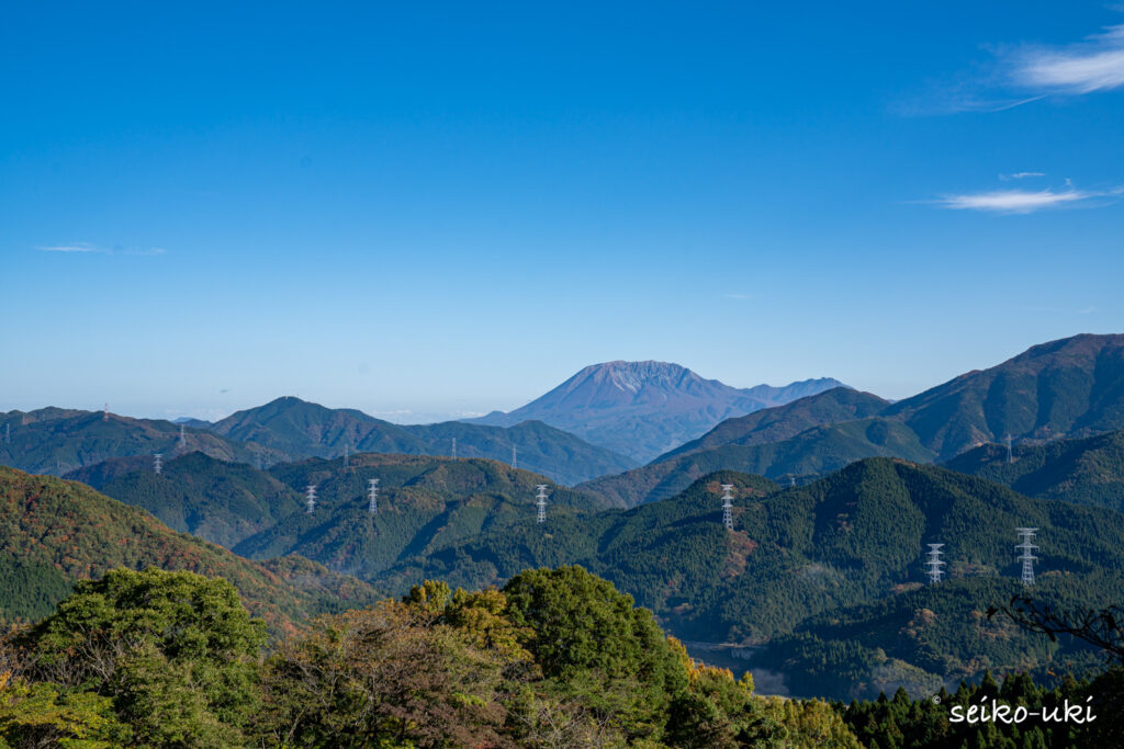 明地峠から見た快晴の大山、谷に雲海はない