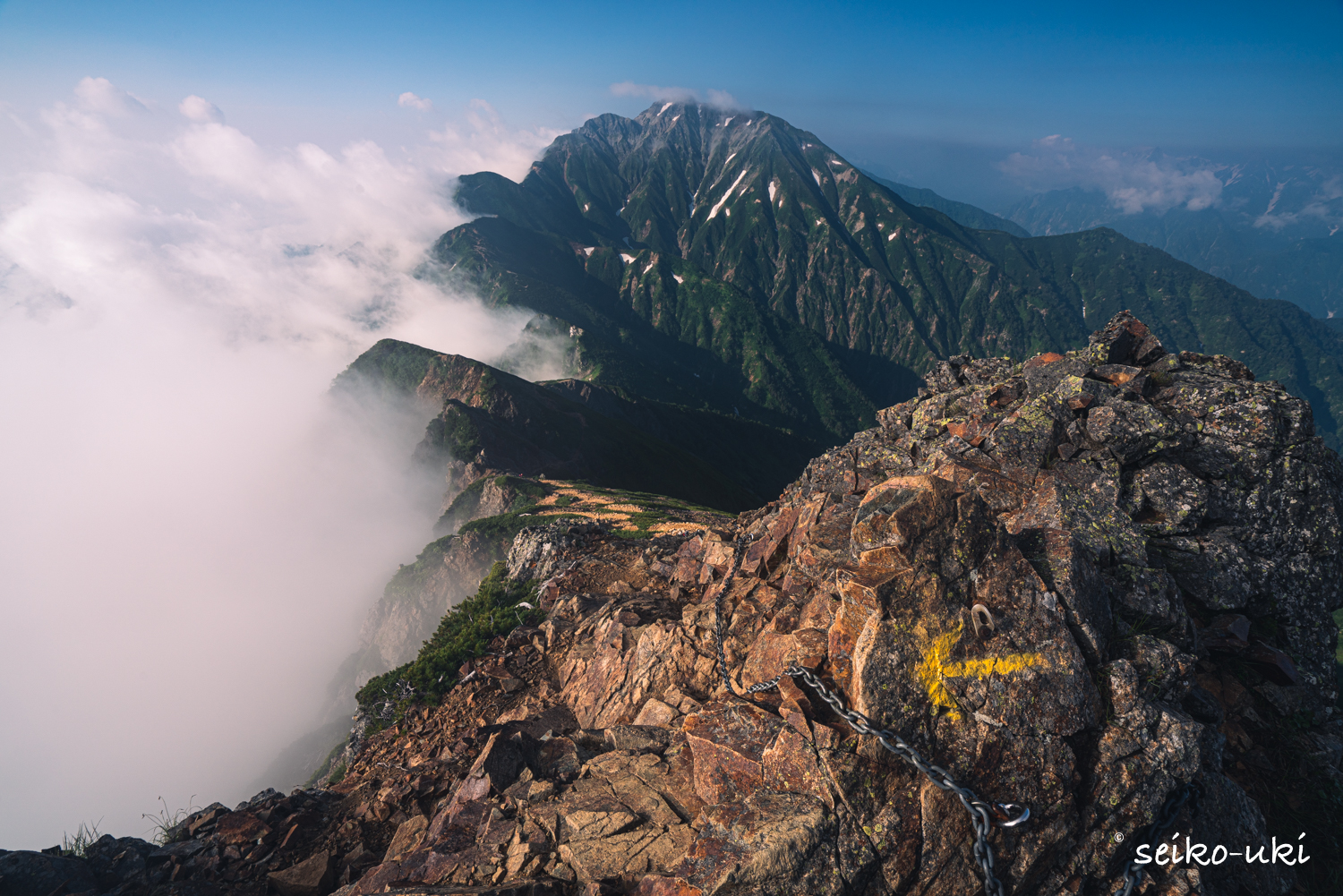 後立山連峰の岩稜の縦走路と奥に見える五竜岳